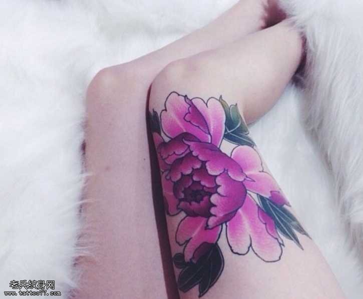 腿部紫花纹身图案