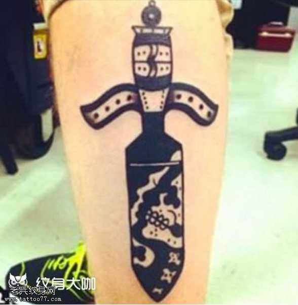 腿部刀剑纹身图案