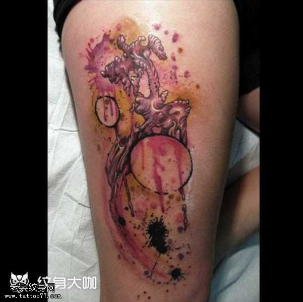 腿部水墨粉树纹身图案
