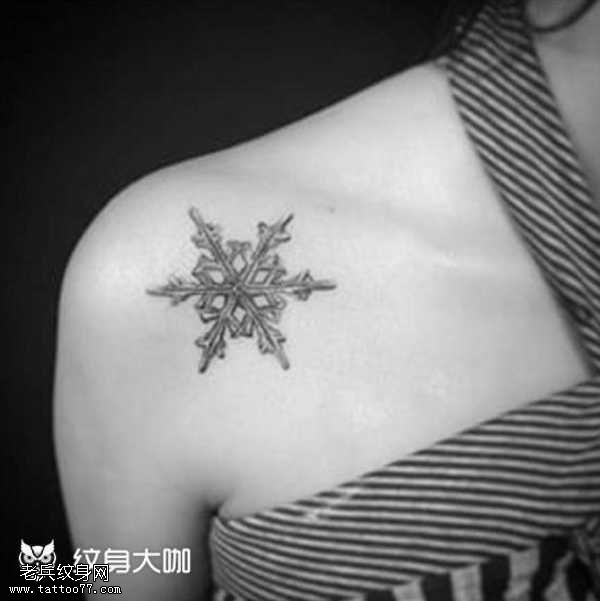 肩部雪花纹身图案