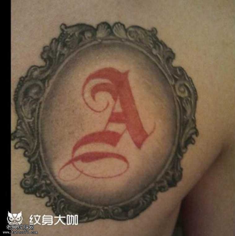 胸部镜纹身图案