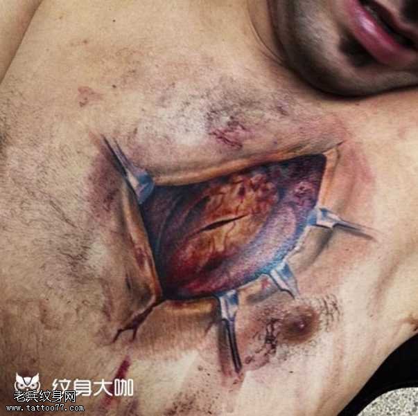 胸部死皮心脏纹身图案