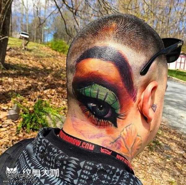 头部彩羽毛眼睛纹身图案