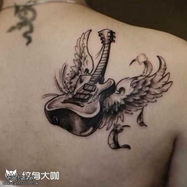 肩部音乐纹身图案