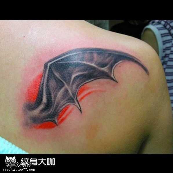 肩部蝙蝠翅膀纹身图案