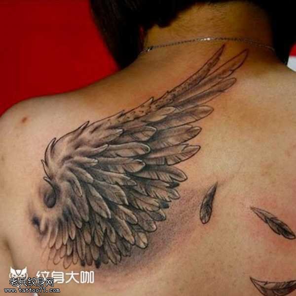 肩部翅膀纹身图案