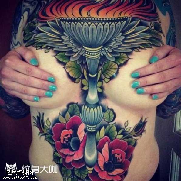 胸部花朵火灯纹身图案