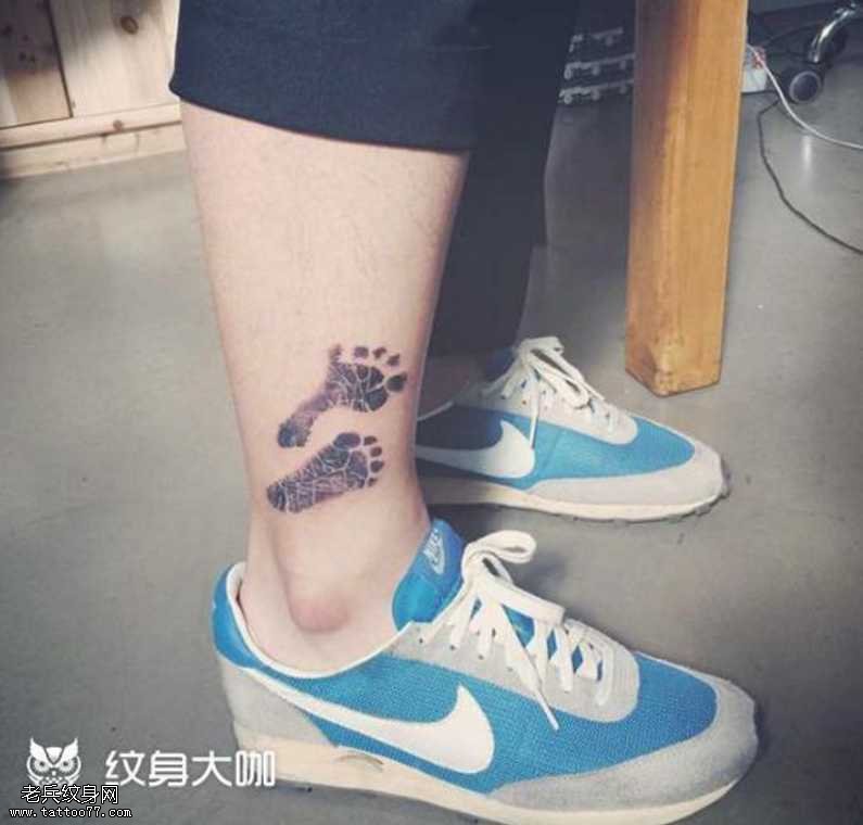 腿部脚印纹身图案