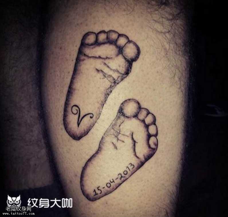 腿部脚印纹身图案