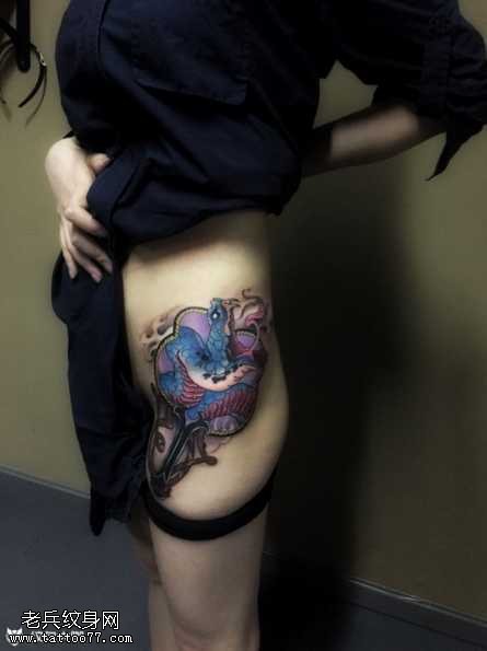 腿部蛇咬纹身图案