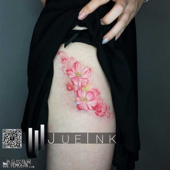 腿部粉树纹身图案