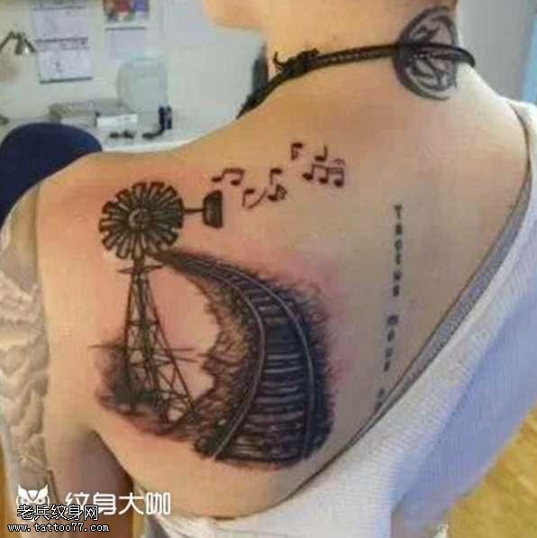 肩部火车纹身图案