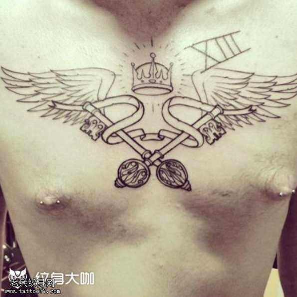 胸部小皇冠翅膀纹身图案