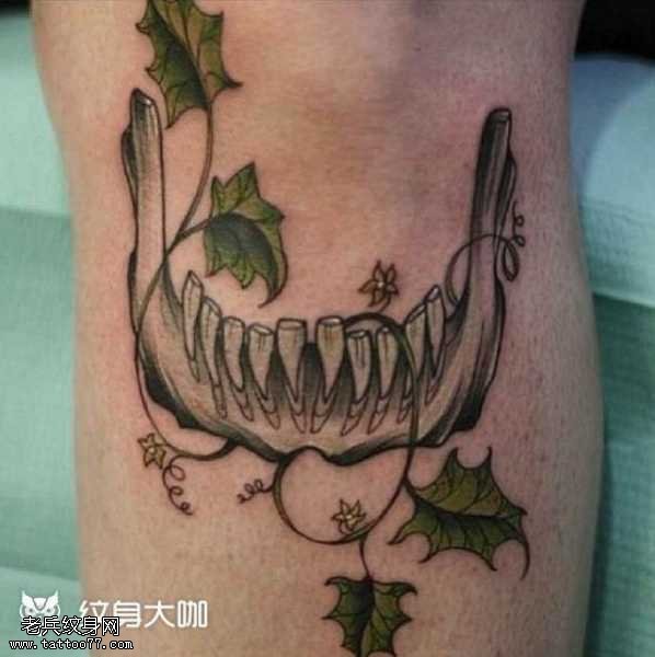 腿部牙纹身图案