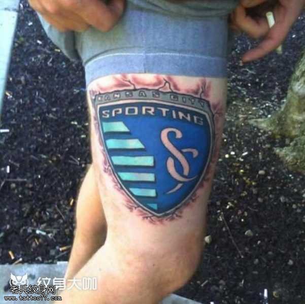 腿部蓝盾纹身图案