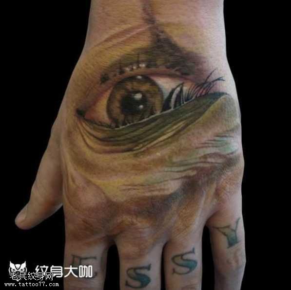 手部逼真眼睛纹身图案