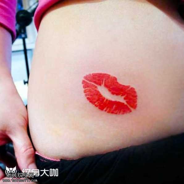 腰部嘴纹身图案
