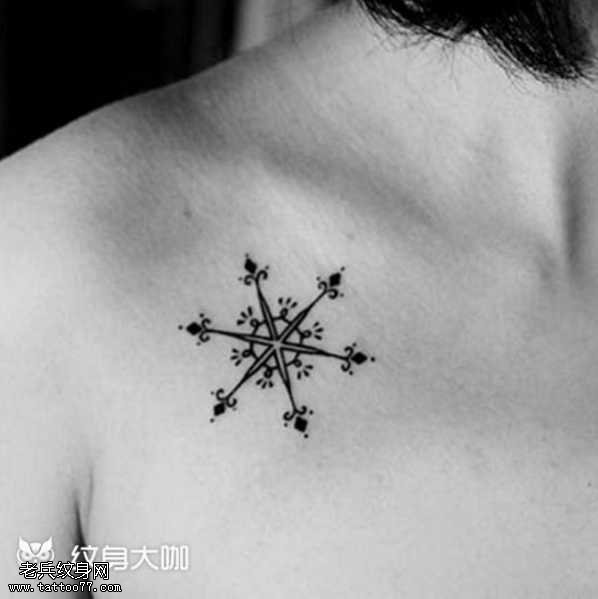 胸部不一样星星纹身图案