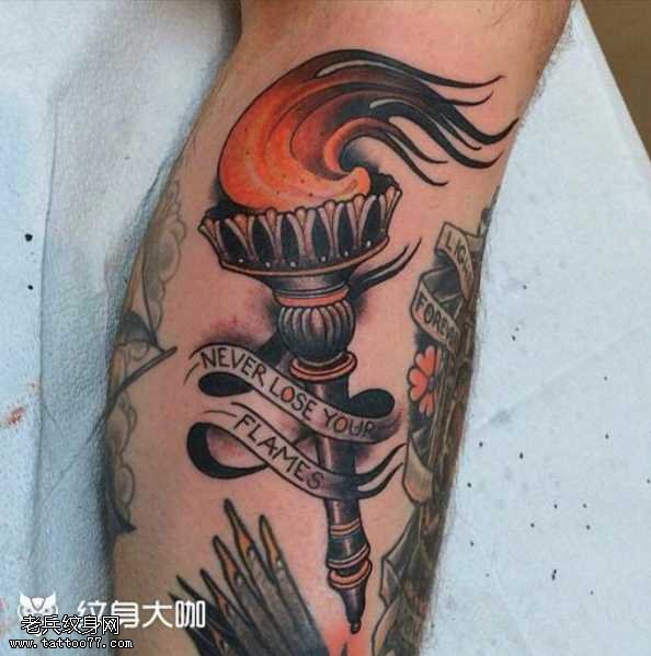 腿部火塔纹身图案