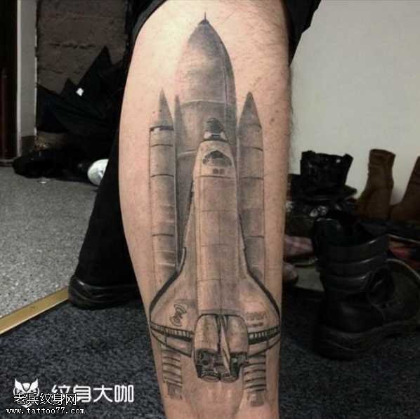 腿部火箭纹身图案