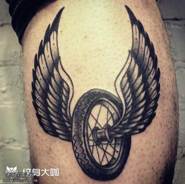 火轮车翅膀纹身图案
