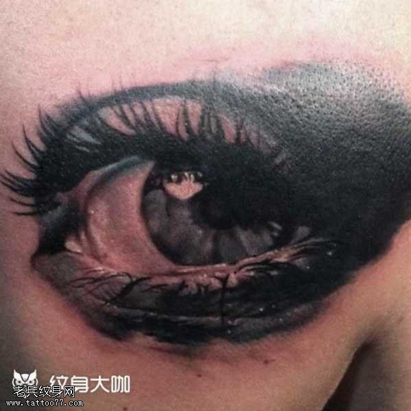背部眼睛纹身图案