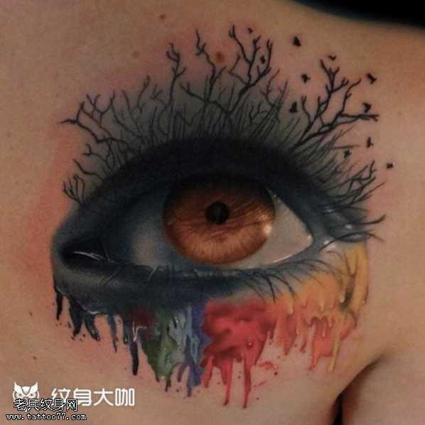 背部彩逼真眼睛纹身图案