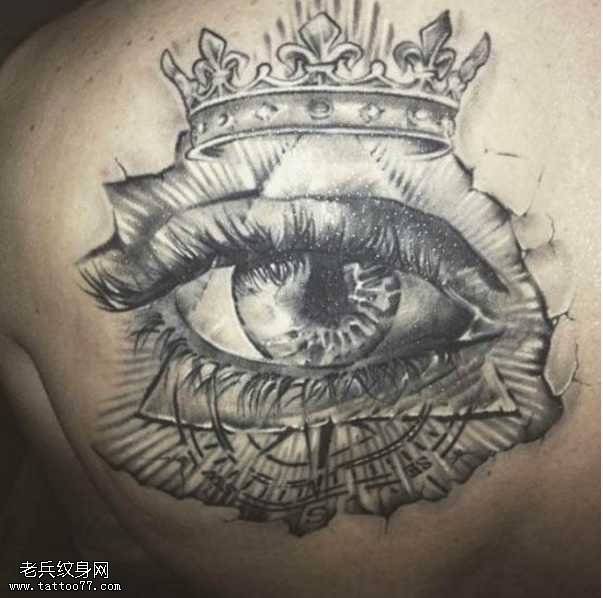 背部逼真眼睛皇冠纹身图案