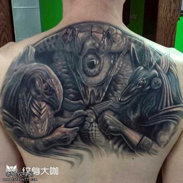 背部金字塔神话守护者纹身图案
