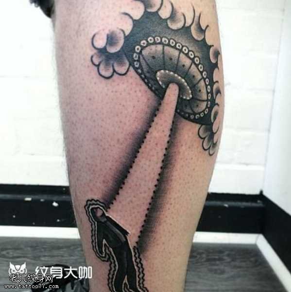 腿部外星船纹身图案