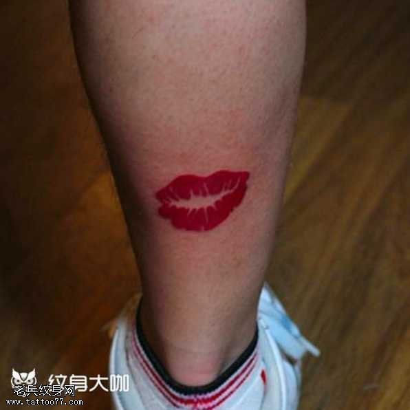 腿部亲嘴纹身图案