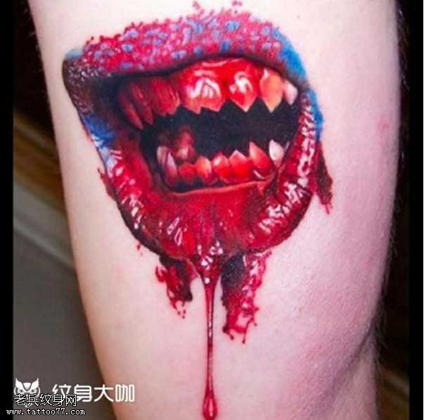 腿部嘴纹身图案