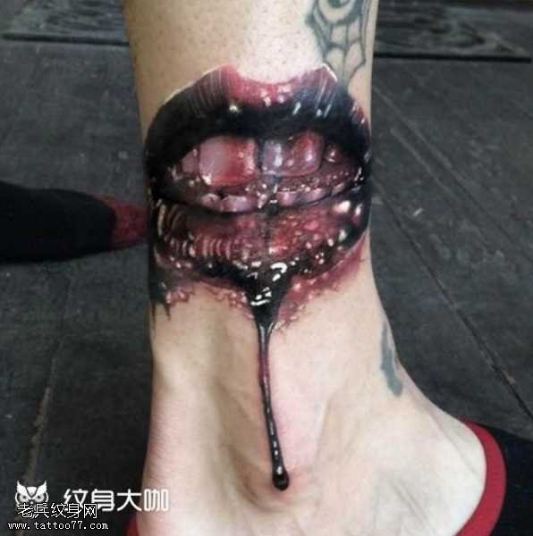 腿部血牙纹身图案