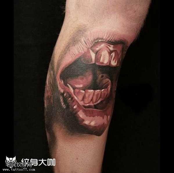 腿部红嘴纹身图案