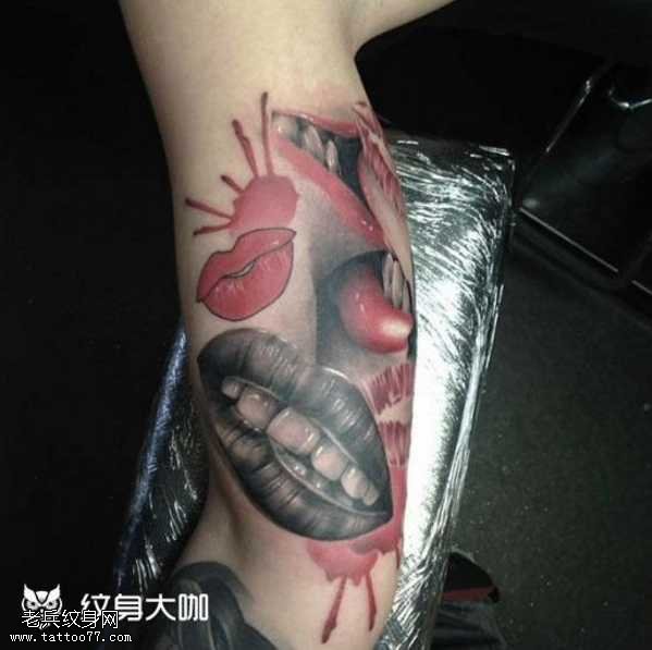 腿部嘴纹身图案
