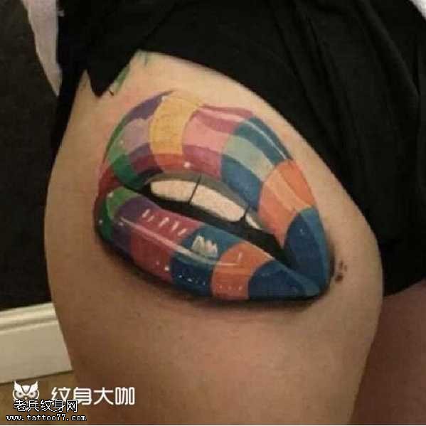 腿部嘴彩纹身图案