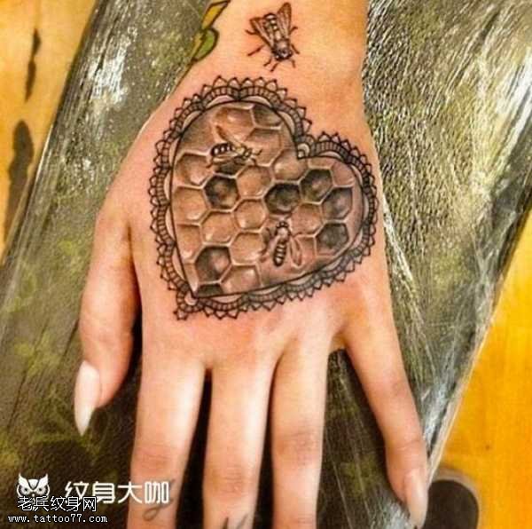 心形马蜂纹身图案