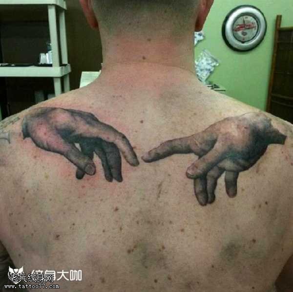 背部上帝之手纹身图案