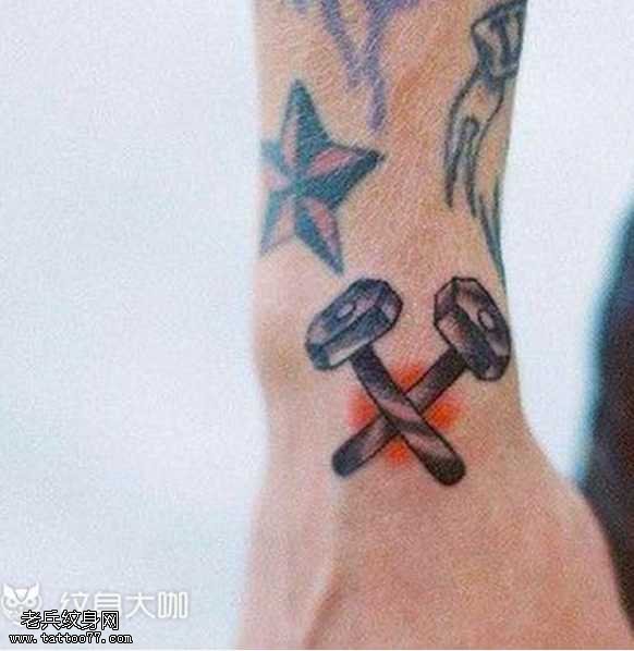 腿部钉纹身图案