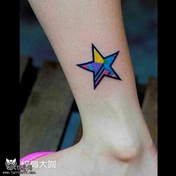 腿部彩星纹身图案