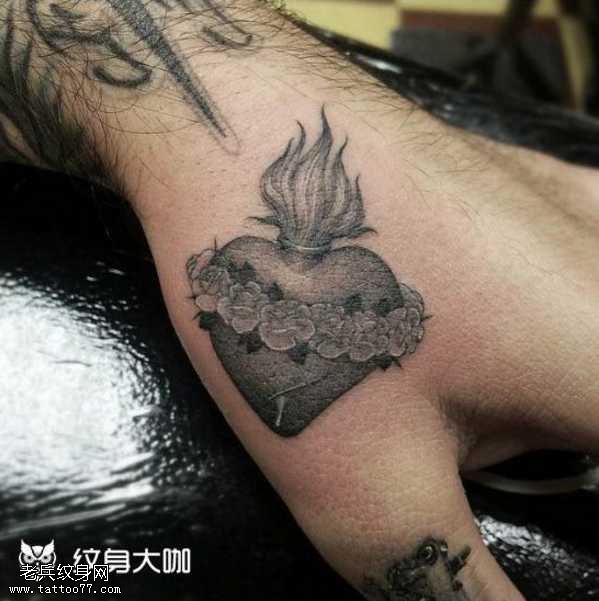 手部爱心纹身图案