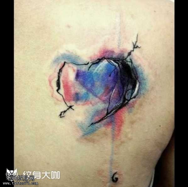 胸部撕心石纹身图案