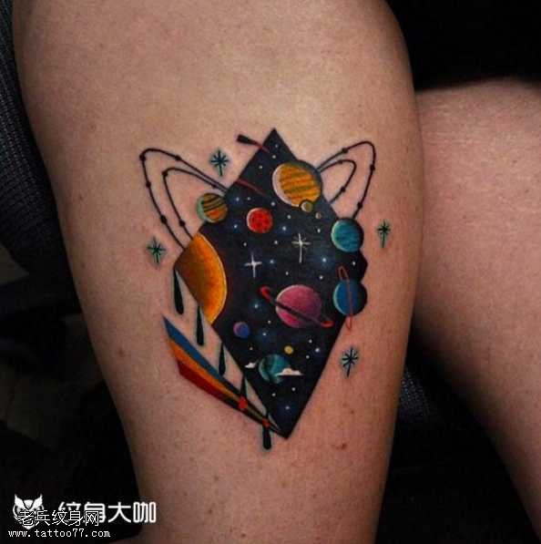 腿部星空纹身图案