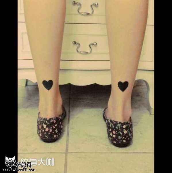 腿部小爱心纹身图案