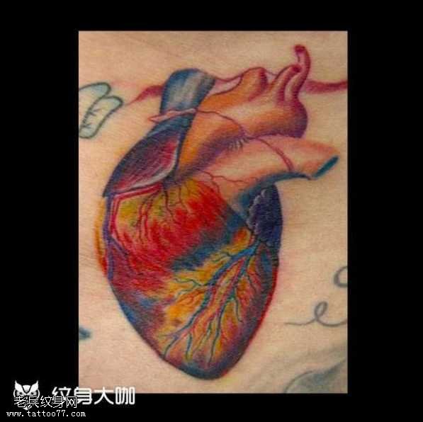 胸部彩心脏纹身图案