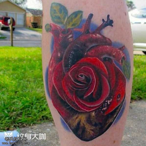 腿部玫瑰心脏纹身图案