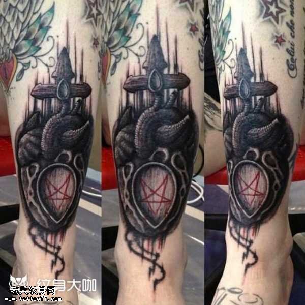 腿部心脏五星纹身图案