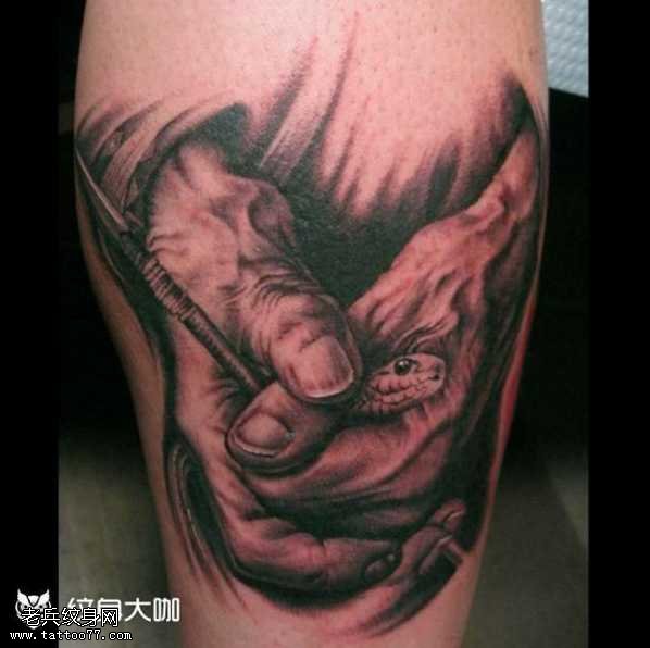 腿部手紧蛇纹身图案