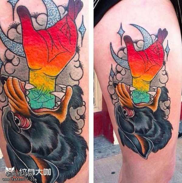 狼吐手纹身图案