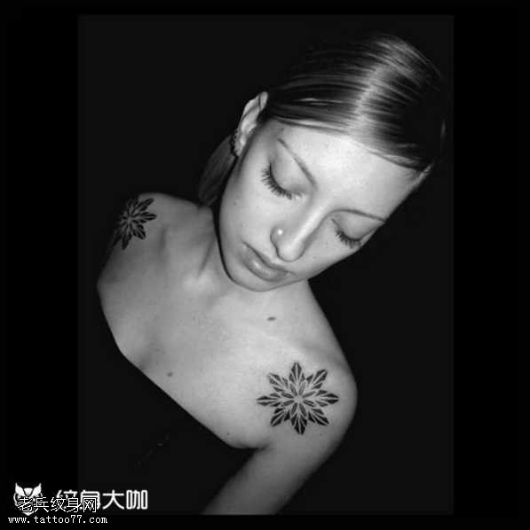 肩部花朵图腾纹身图案